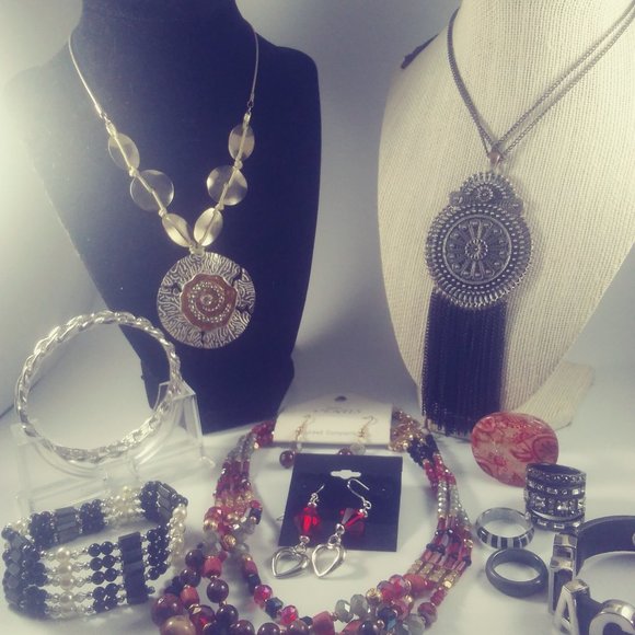LOT OF VINTAGE TO MODERN JEWELRY - Picture 1 of 8